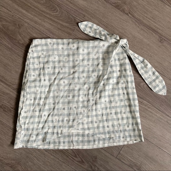 SHEIN Daisy Floral Plaid Tie Front Wrap Skirt - Picture 4 of 8